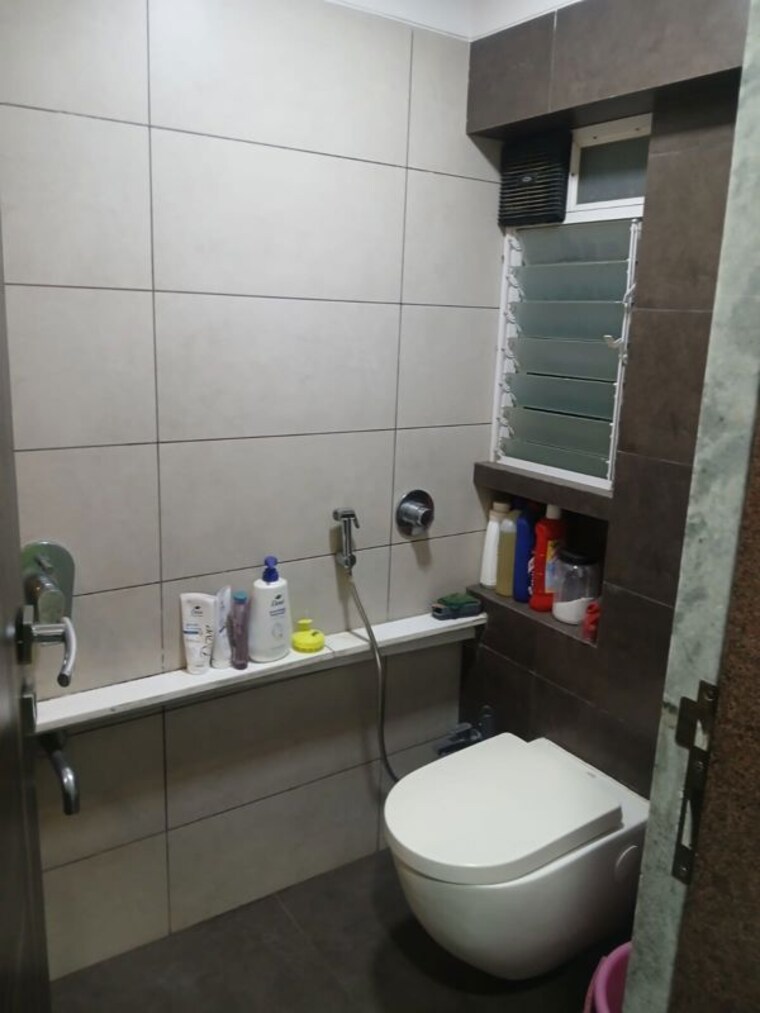 Bathroom, khar west 1 RK 200 Sq.Ft. Apartment In Khar West Mumbai 10213568