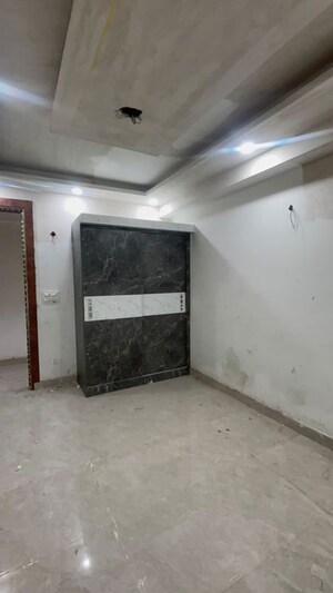 Room in 3 BHK Builder Floor at Sunder Apartment Noida, Sector 49 – for Sale
