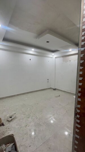 Room in 3 BHK Builder Floor at Sunder Apartment Noida, Sector 49 – for Sale