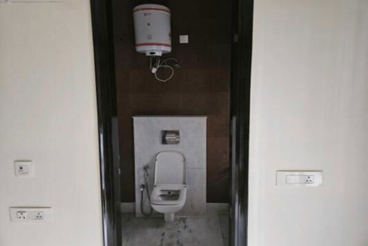 Bathroom, malibu town 2 Bedroom 800 Sq.Ft. Apartment In Malibu Town Gurgaon 10213764