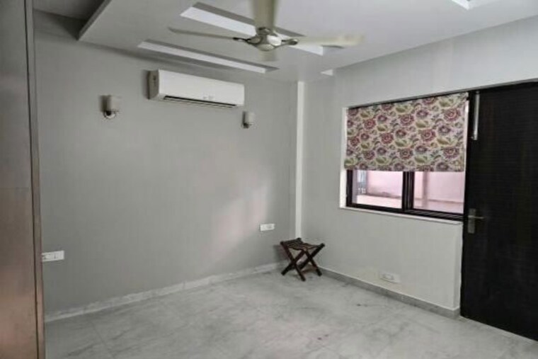 Room, malibu town 2 Bedroom 800 Sq.Ft. Apartment In Malibu Town Gurgaon 10213764
