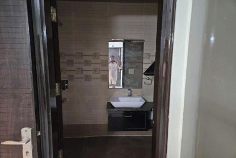 Bathroom, malibu town 2 Bedroom 800 Sq.Ft. Apartment In Malibu Town Gurgaon 10213764