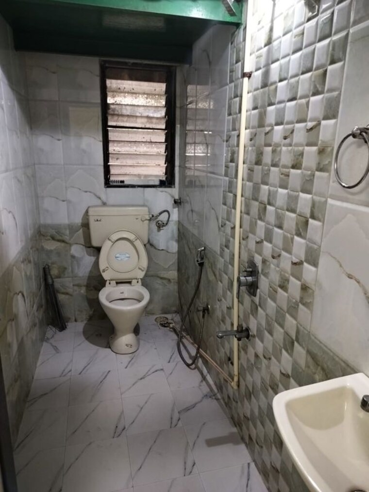 Bathroom, goregaon west 2 Bedroom 870 Sq.Ft. Apartment In Goregaon West Mumbai 10213902