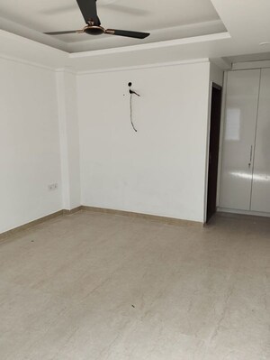 Room in 3 BHK Builder Floor at Sector 9a – for Sale