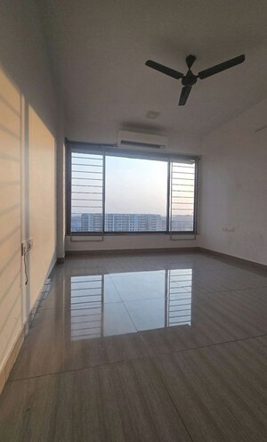 Room in 3 BHK Apartment at Wadhwa The Address Boulevard, Ghatkopar West – for Rent