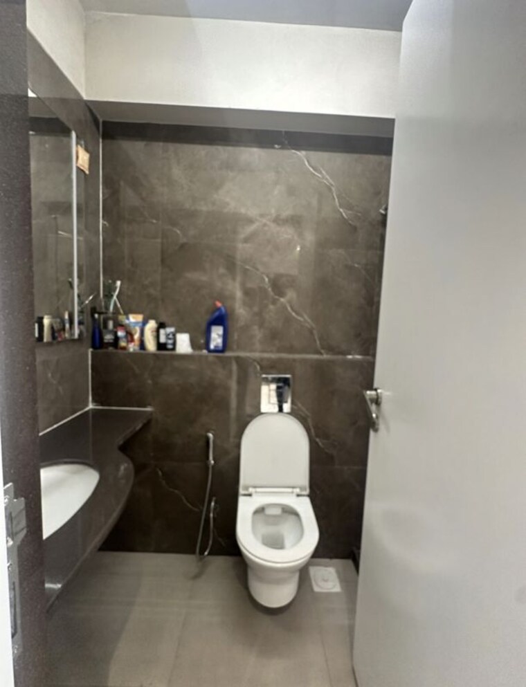 Bathroom, ghatkopar east 4 Bedroom 1200 Sq.Ft. Apartment In Ghatkopar East Mumbai 10213952