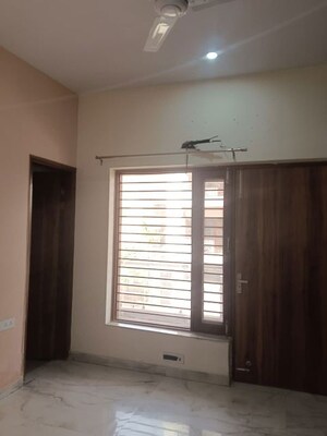 Room in 3.5 BHK Builder Floor at Sector 28 – for Rent