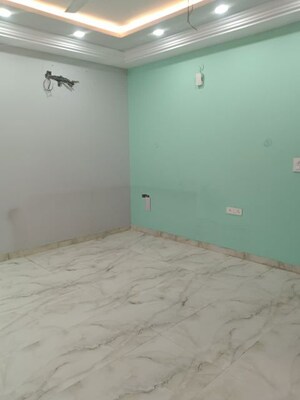 Room in 3.5 BHK Builder Floor at Sector 28 – for Rent