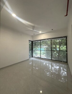 Room in 4 BHK Apartment at Ghatkopar East – for Rent