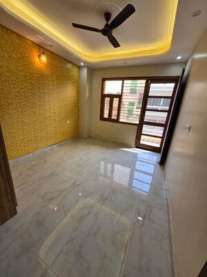 Room in 3 BHK Builder Floor at Sector 9a – for Rent