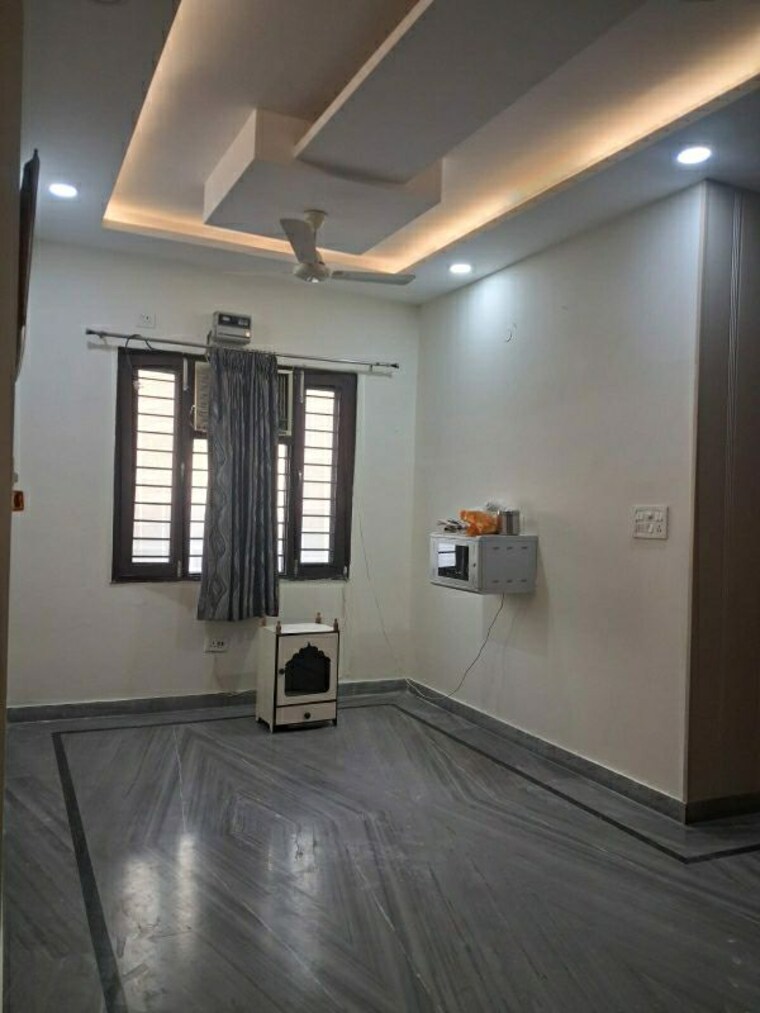 Room, sector 28 3.5 Bedroom 2250 Sq.Ft. Builder Floor In Sector 28 Faridabad 10214052