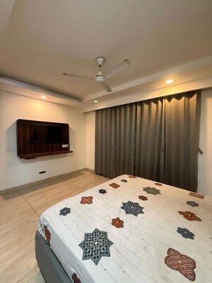 Bedroom in 4 BHK Apartment at Sector 43 – for Rent