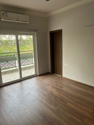 Room in 3 BHK Apartment at Central Park Flower Valley Aqua Front Towers, Sohna Sector 33 – for Rent