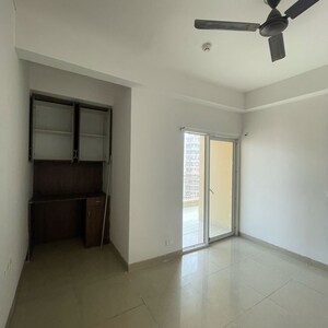 Room in 4 BHK Apartment at Ajnara Homes Phase 2, Sector 16b Greater Noida – for Rent