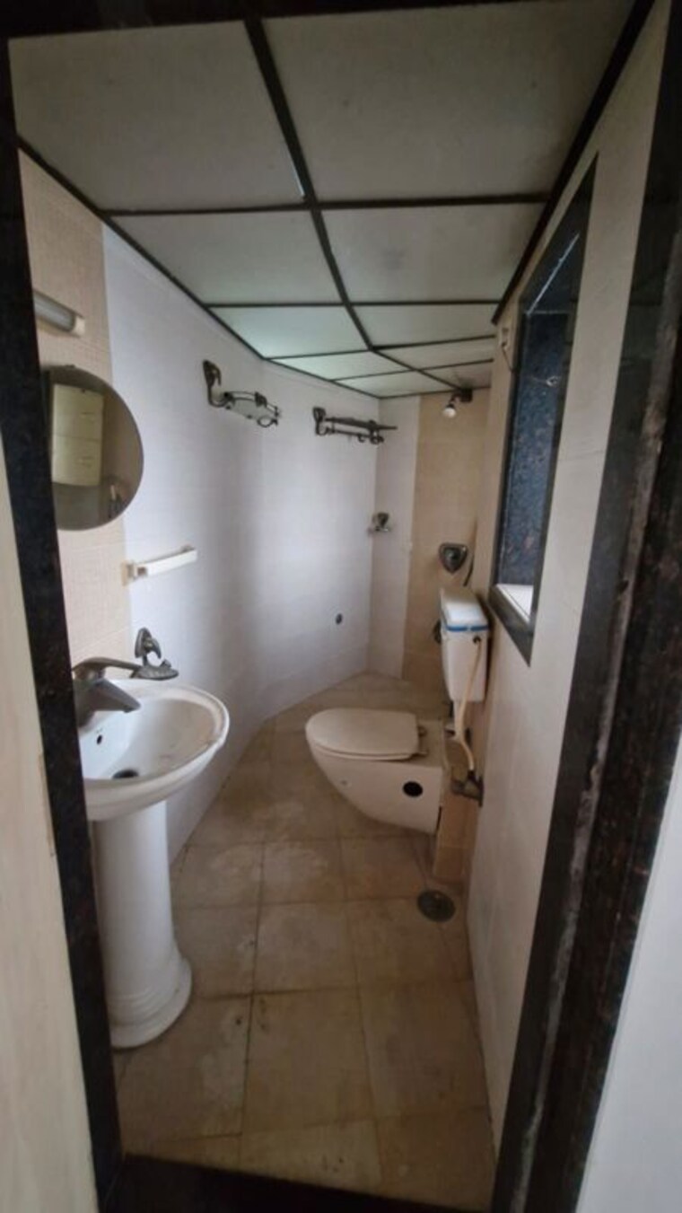 Bathroom, gold-crown 1 Bedroom 700 Sq.Ft. Apartment In Andheri West Mumbai 9102586