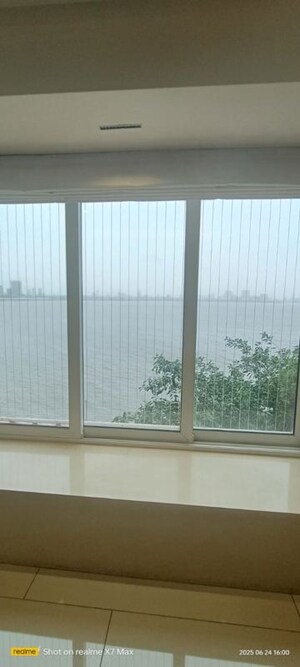 Room in 3 BHK Apartment at Oberoi Realty Esquire, Goregaon East – for Rent