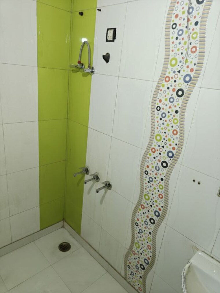 Bathroom, paschim vihar 2 Bedroom 800 Sq.Ft. Apartment In Paschim Vihar Delhi 10214231