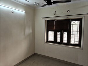 Room in 2 BHK Apartment at Paschim Vihar – for Rent