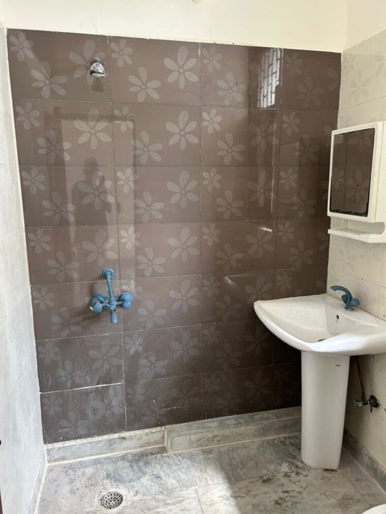 Bathroom, sector 49 2 Bedroom 1500 Sq.Ft. Independent House In Sector 49 Noida 10214243