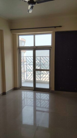Room in 3 BHK Apartment at Amrapali Eden Park, Sector 50 – for Rent
