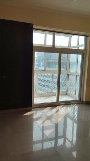 Room in 3 BHK Apartment at Amrapali Eden Park, Sector 50 – for Rent