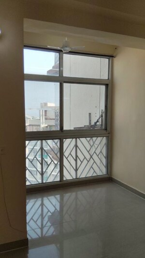 Room in 3 BHK Apartment at Amrapali Eden Park, Sector 50 – for Rent