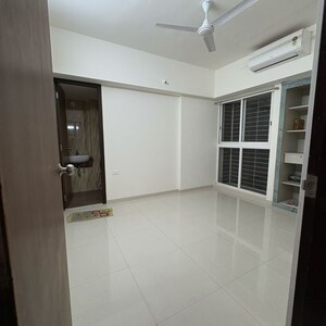 Room in 2 BHK Apartment at Lodha Amara Tower 32 And 33, Kolshet Road – for Rent