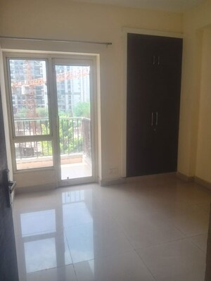 Room in 2 BHK Apartment at Panchsheel Greens, Sector 16 Greater Noida – for Rent