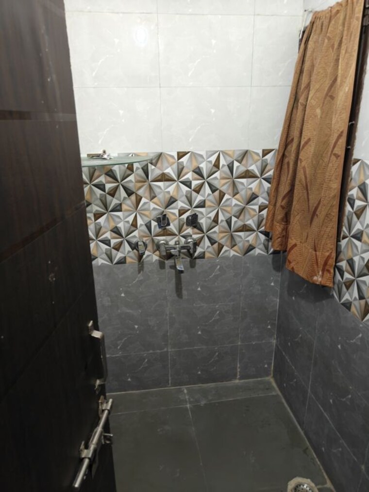 Bathroom, paschim vihar 2 Bedroom 800 Sq.Ft. Apartment In Paschim Vihar Delhi 10214384