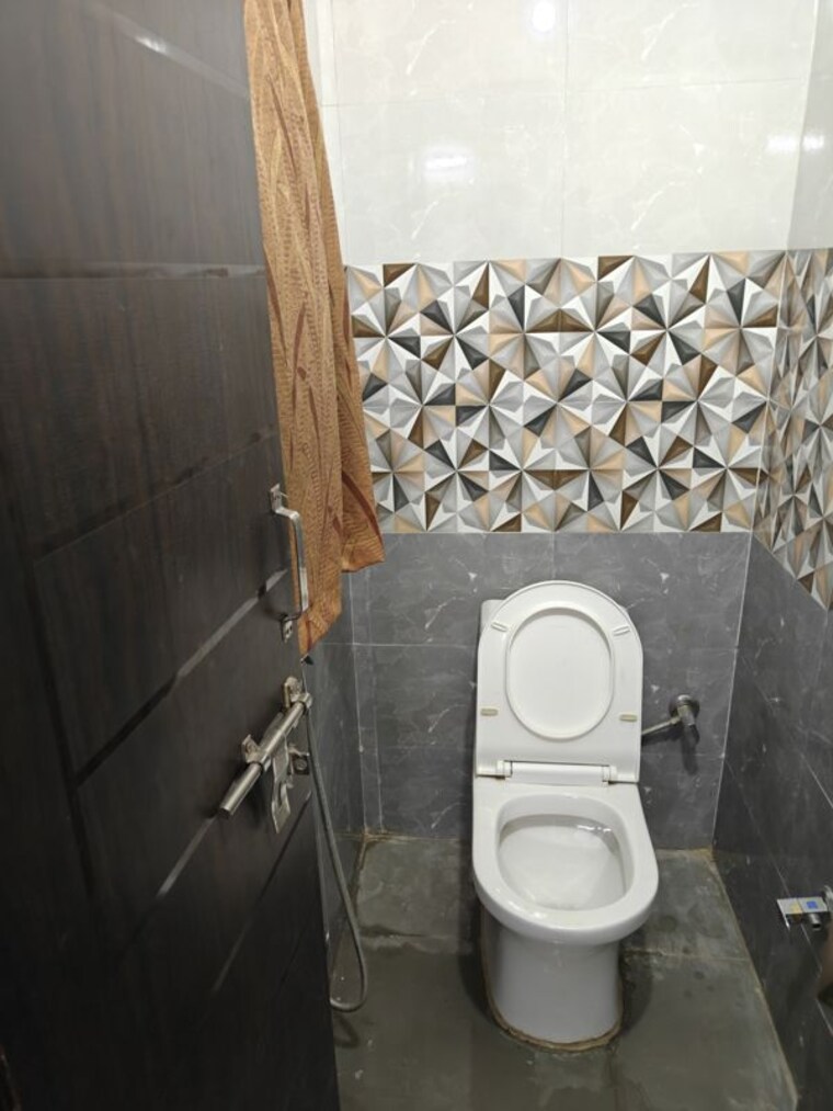 Bathroom, paschim vihar 2 Bedroom 800 Sq.Ft. Apartment In Paschim Vihar Delhi 10214384