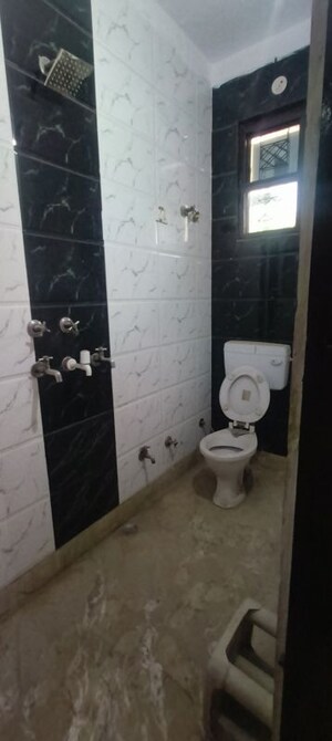 Bathroom in 1.5 BHK Builder Floor at Rohini Sector 25 – for Rent