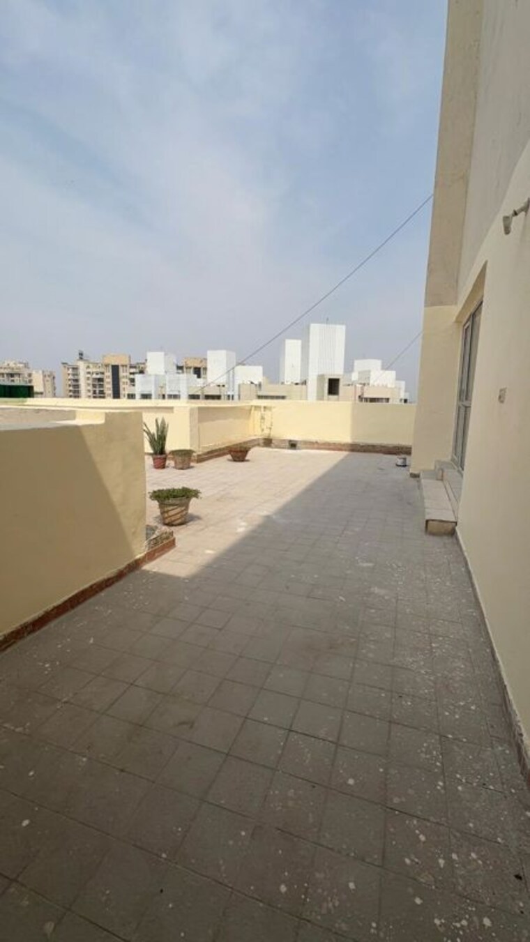 Balcony, mahagun-mansion-i-and-ii 3 Bedroom 1660 Sq.Ft. Apartment In Vaibhav Khand Ghaziabad 10214529