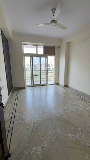 Room in 3 BHK Apartment at Mahagun Mansion I and II, Vaibhav Khand – for Rent