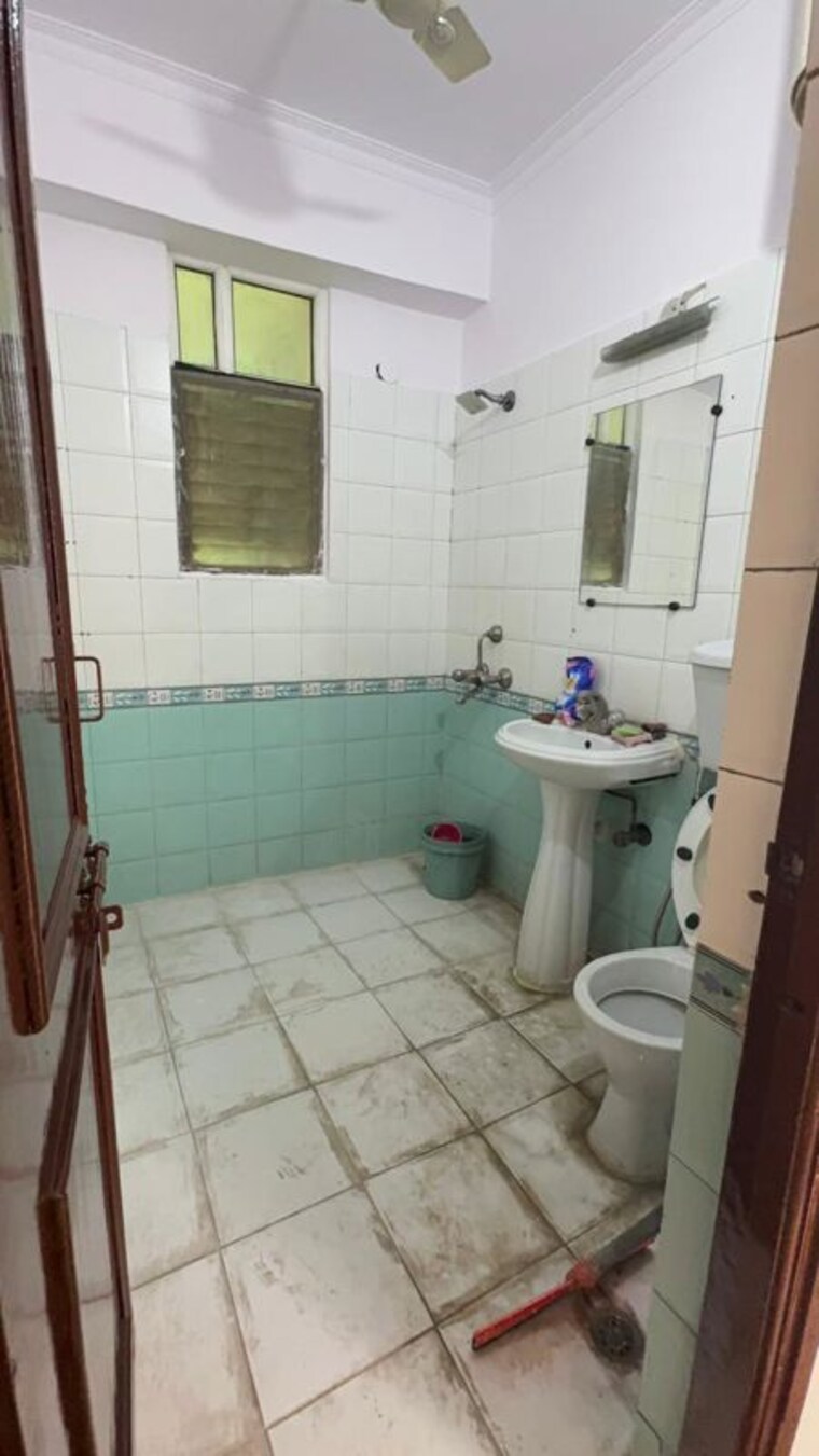 Bathroom, mahagun-mansion-i-and-ii 3 Bedroom 1660 Sq.Ft. Apartment In Vaibhav Khand Ghaziabad 10214529