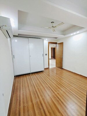 Room in 3 BHK Apartment at Vipul World Floors, Sector 48 – for Rent