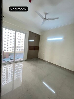 Room in 3 BHK Apartment at Amrapali Crystal Homes, Sector 76 – for Rent