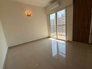 Room in 4 BHK Apartment at Amrapali Crystal Homes, Sector 76 – for Rent