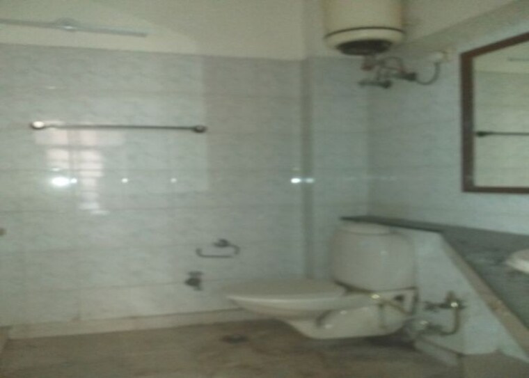 Bathroom, east patel nagar 3 Bedroom 1825 Sq.Ft. Builder Floor In East Patel Nagar Delhi 10214784