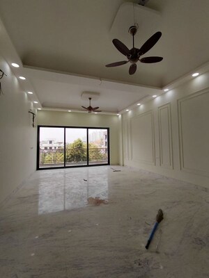 Room in 3 BHK Builder Floor at Phi Iv Greater Noida – for Sale