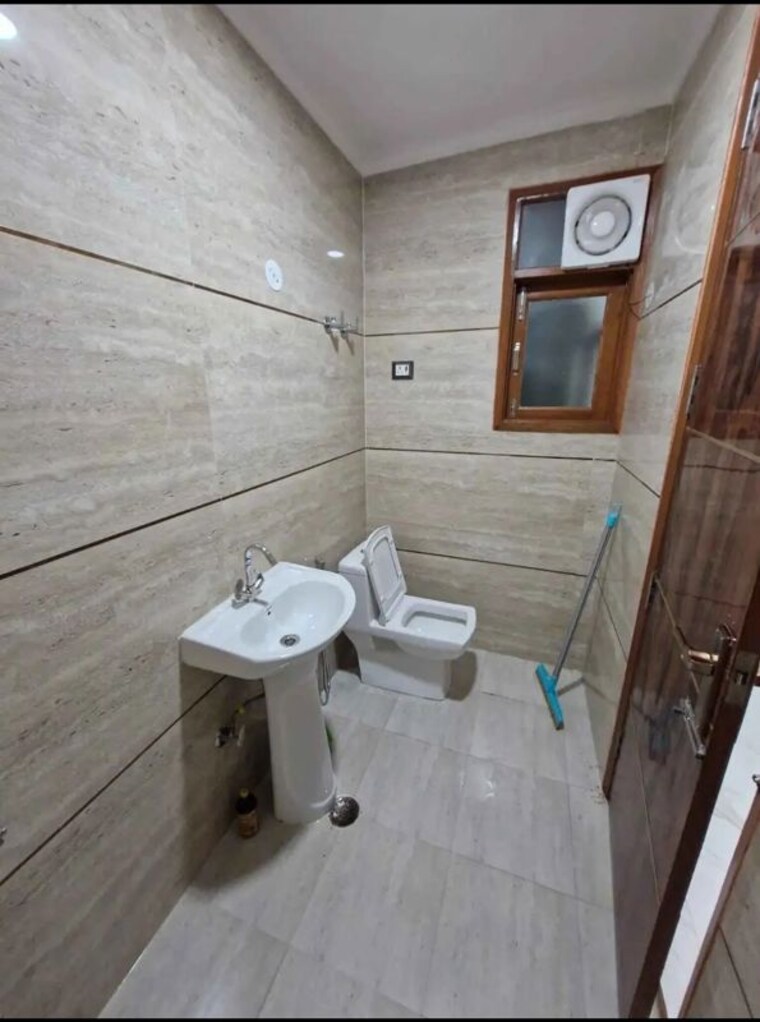 Bathroom, chattarpur 3 Bedroom 1300 Sq.Ft. Builder Floor In Chattarpur Delhi 10214886