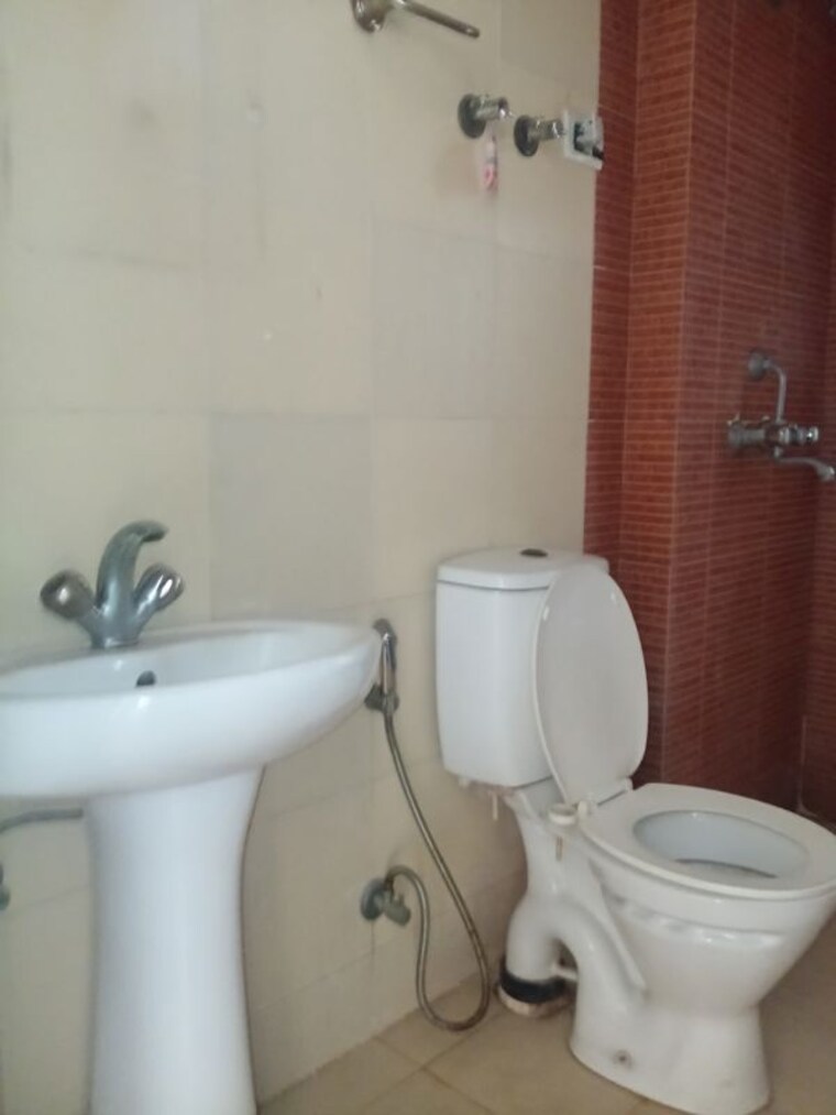 Bathroom, mahagun-mywoods-ii 3 Bedroom 1520 Sq.Ft. Apartment In Sector 16c Greater Noida Greater Noida 10203496