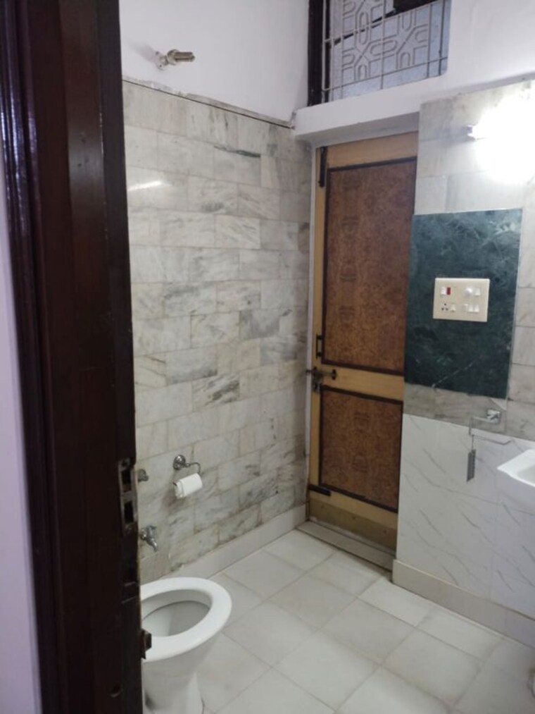Bathroom, sector 55 6+ Bedroom 375 Sq.Mt. Villa In Sector 55 Noida 10215069