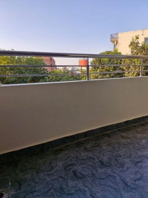 Swimming Pool in 1 RK Builder Floor at Ansal Sushant Shopping Arcade, Sector 27 – for Rent