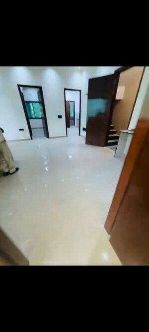 Room in 3 BHK Builder Floor at Pitampura – for Rent