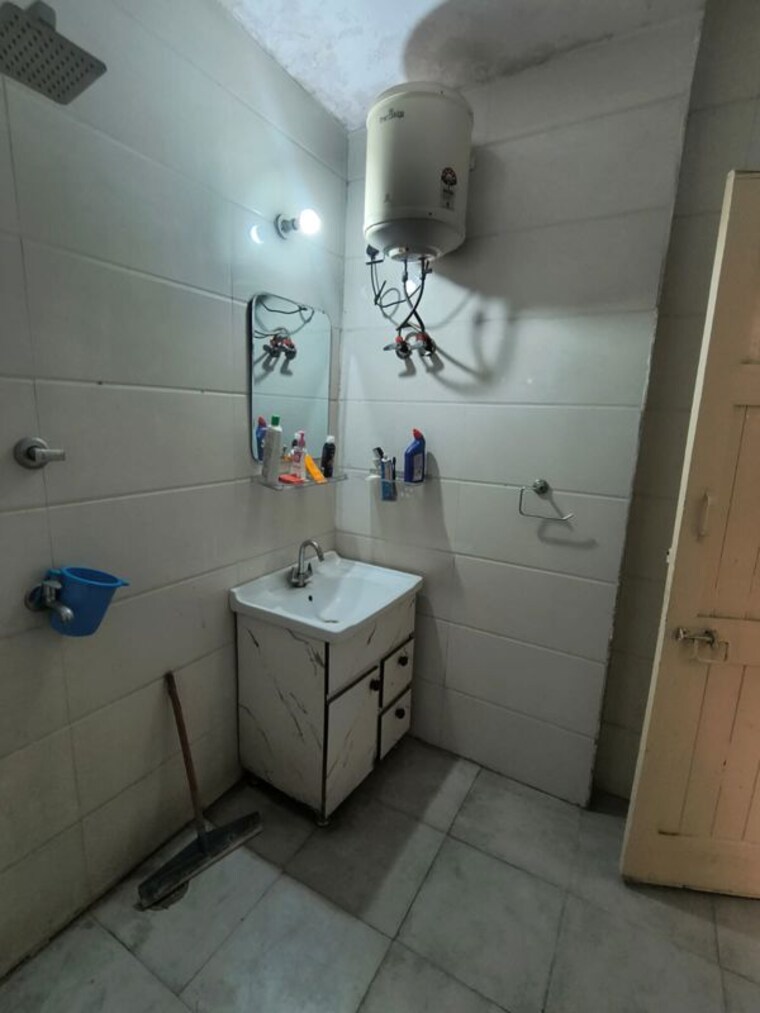 Bathroom, pitampura 2 Bedroom 900 Sq.Ft. Builder Floor In Pitampura Delhi 10215409