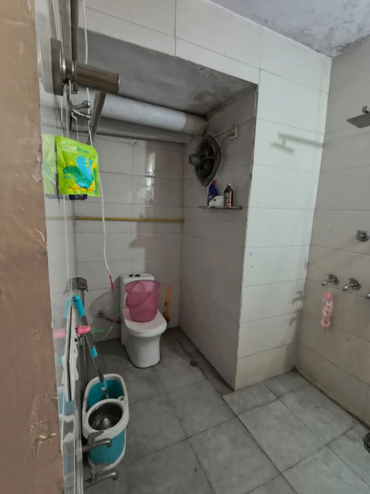 Bathroom, pitampura 2 Bedroom 900 Sq.Ft. Builder Floor In Pitampura Delhi 10215409