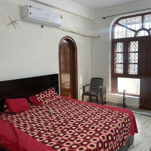 Bedroom in 3 BHK Builder Floor at Dlf Phase ii – for Rent