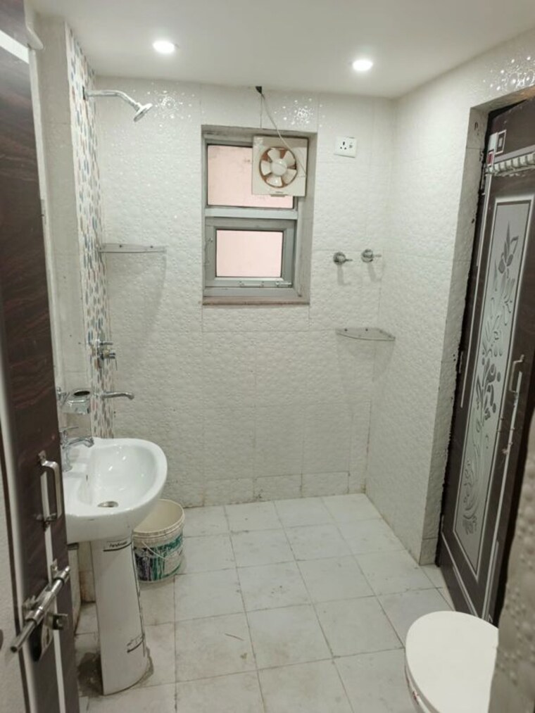 Bathroom, sector 7 dwarka 3 Bedroom 1600 Sq.Ft. Apartment In Sector 7 Dwarka Delhi 10215335