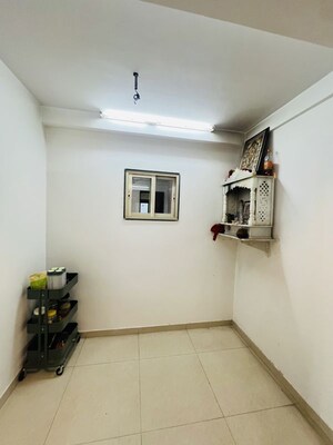 Room in 2.5 BHK Apartment at Hiranandani Estate Chelsea, Ghodbunder Road – for Rent