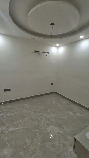 Room in 3 BHK Builder Floor at Pitampura – for Rent